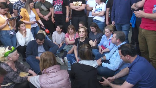 Basha u bashkohet protestuesve perballe Teatrit Kombetar