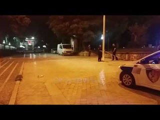 Ora News - Një sasi molotovi shpërthen në sheshin e Xhamisë së Namazgjasë