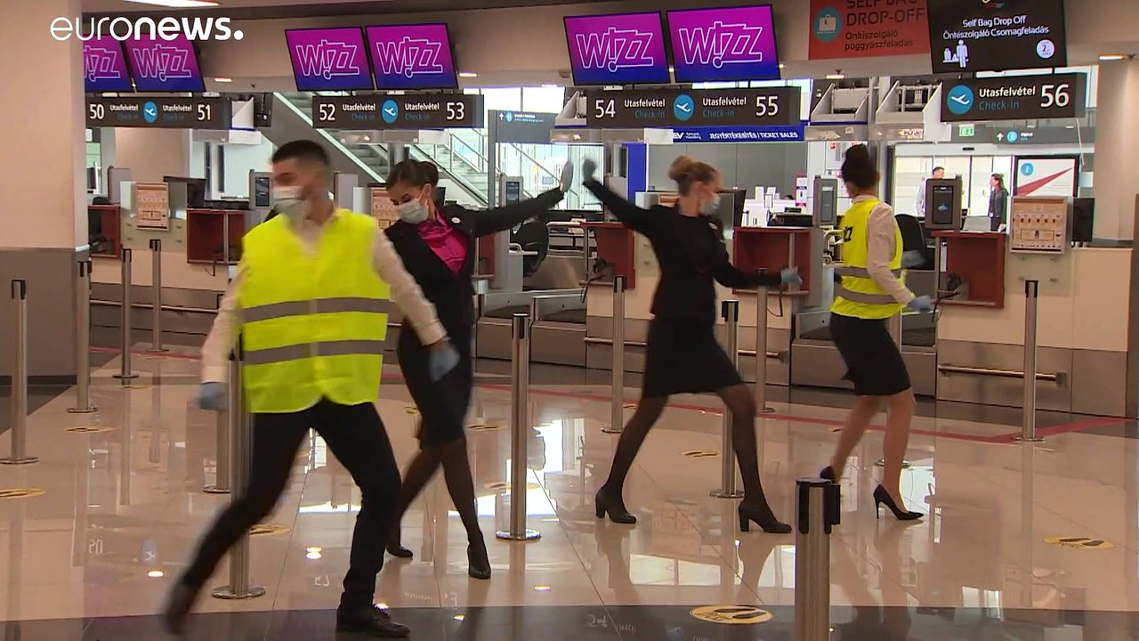 À terre, les hôtesses de l'air dansent : chorégraphie à l'aéroport de Budapest