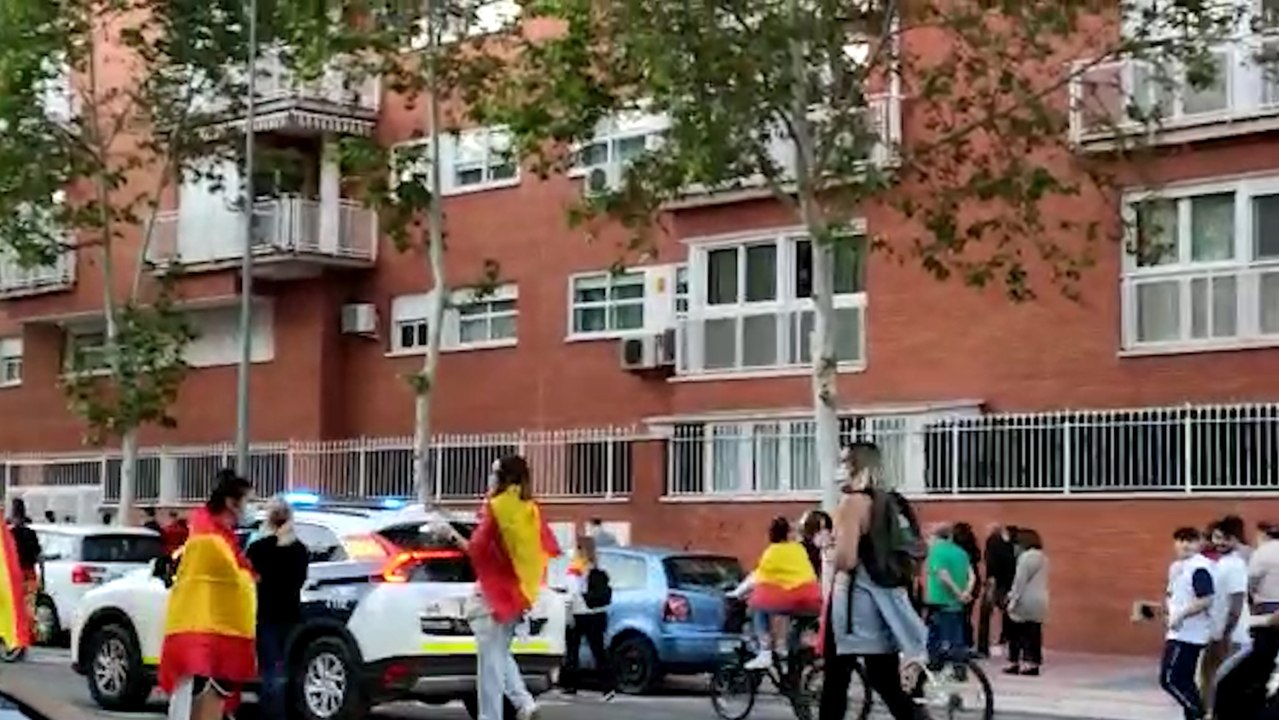 Varias personas se manifiestan contra el Gobierno en Alcalá de Henares