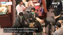 Prügelei im Parlament in Hongkong