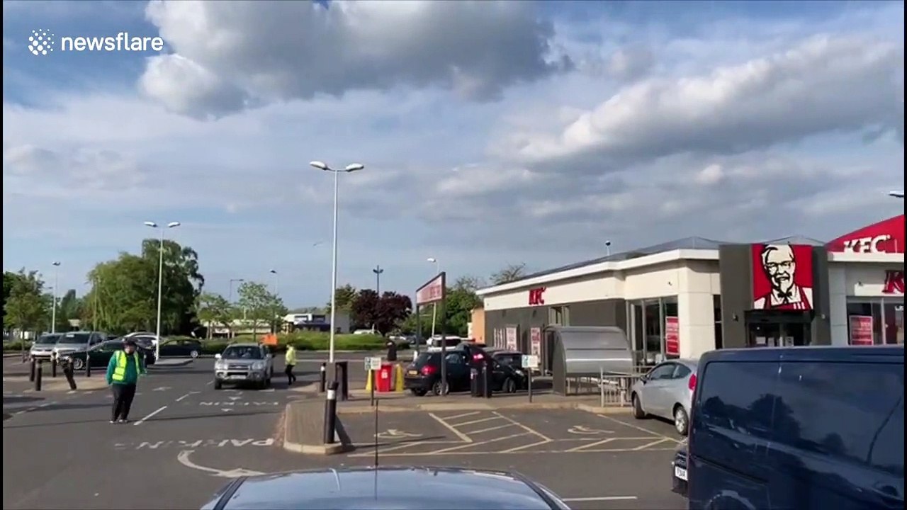 Huge queue forms at UK KFC after drive-thru reopens - video Dailymotion