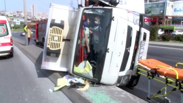BEYLİKDÜZÜ D-100 KARAYOLU'NDA KAMYONET KAZA YAPTI