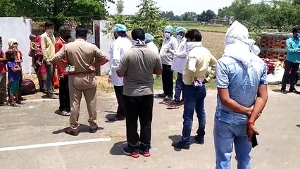 सड़क से गुजरने वाले मजदूरों की हुई थर्मल स्कैनिंग