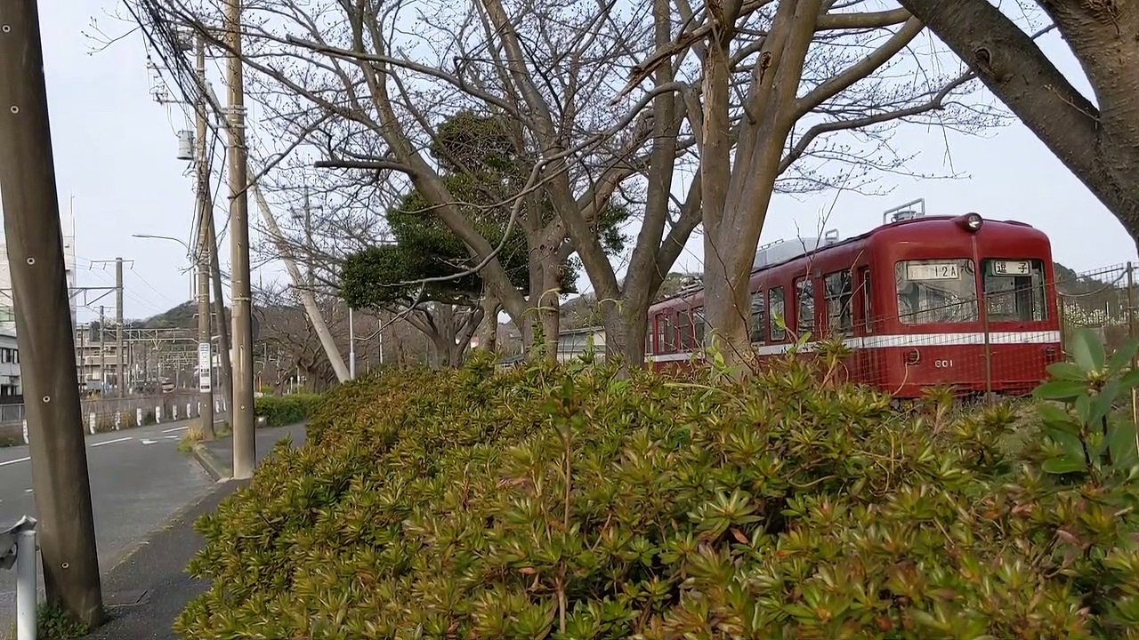 京急旧600形と並ぶ横須賀線