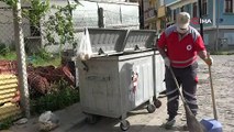 Temizlik işçisi çöpe atılan ekmekleri sokak hayvanları için topluyor