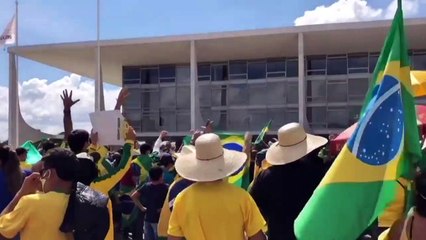 Bolsonaro lässt sich feiern - ohne Abstand