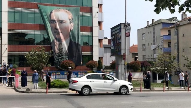 Sokağa çıkma yasağı sürerken devlet kurumunun önünde dikkat çeken kuyruk