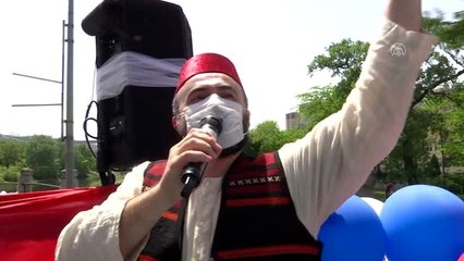 "Evde kal" günlerinde sokaklarda tiyatro yapıyorlar