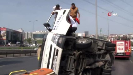 E-5'te fıskiye suları kazaya neden oldu... Islak yolda kayan kamyonet kaza yaptı