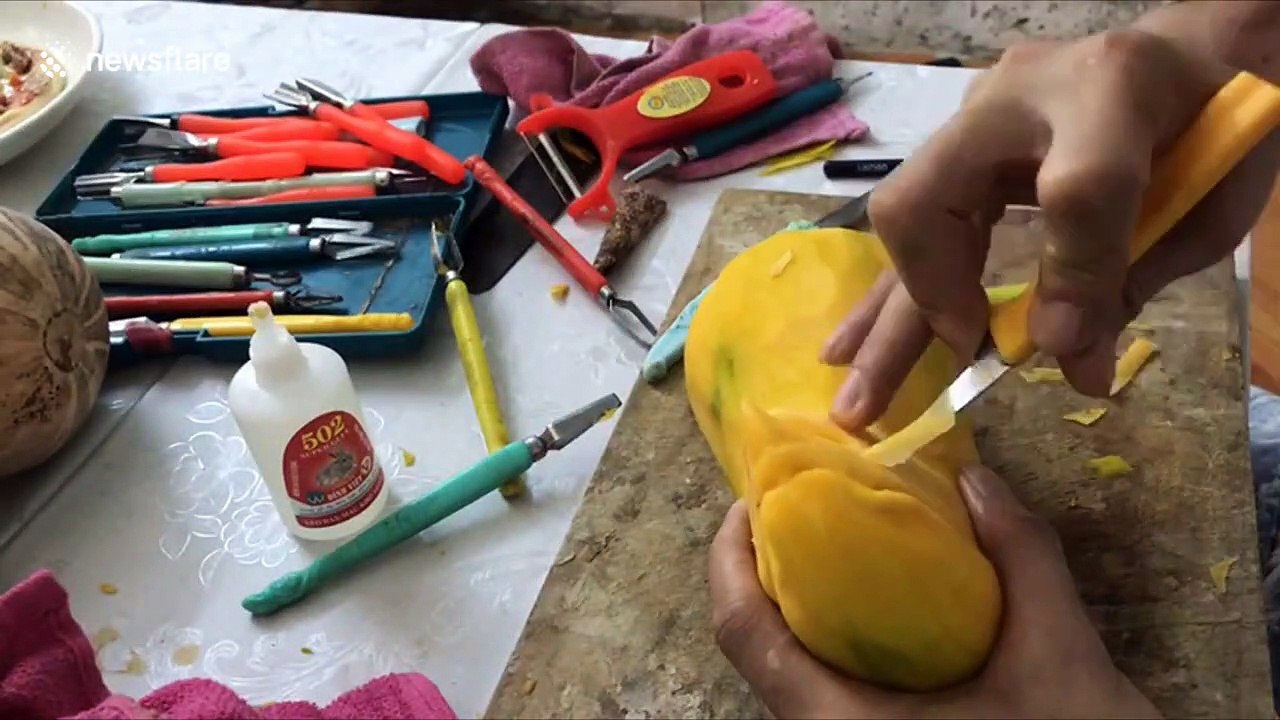 Vietnamese man sculpts beautiful eagle from pumpkins and carrots