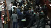 Expulsan a varios diputados opositores del parlamento de Hong Kong