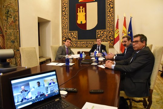 Page se reúne con representantes de la industria agroalimentaria