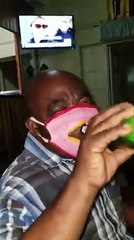 Lui il a tout compris avec son masque coronavirus à fermeture éclair pour boire de la bière!