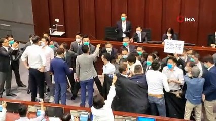 Hong Kong parlamentosunda kavga