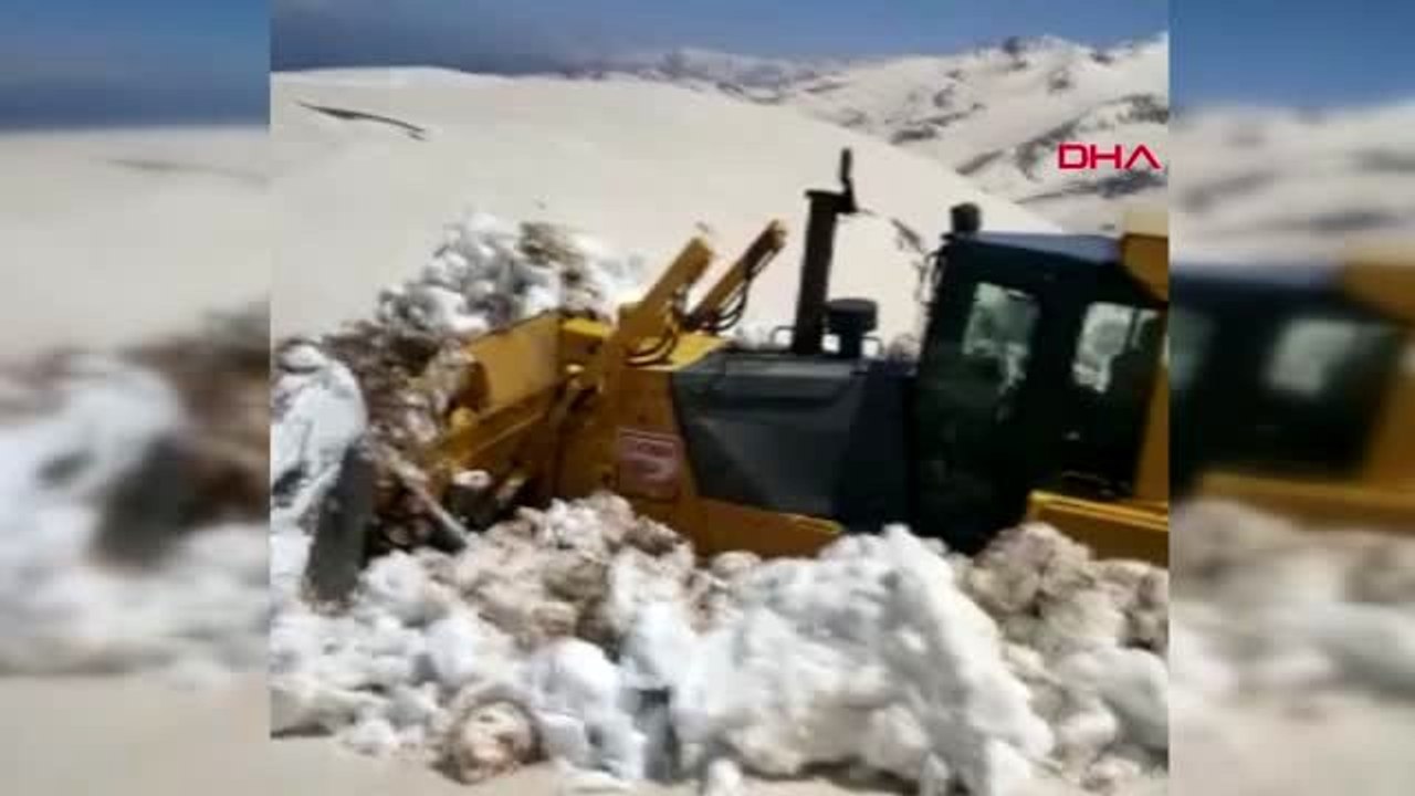 HAKKARİ YÜKSEKOVA Yüksekova'da zorlu kar mesaisi