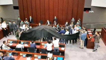 - Hong Kong parlamentosunda kavga