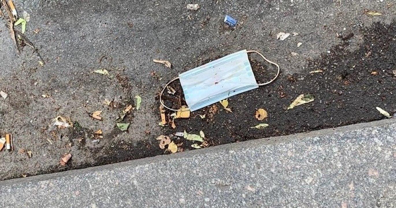 À Paris, de plus en plus de masques et de gants usagés sont jetés dans les rues