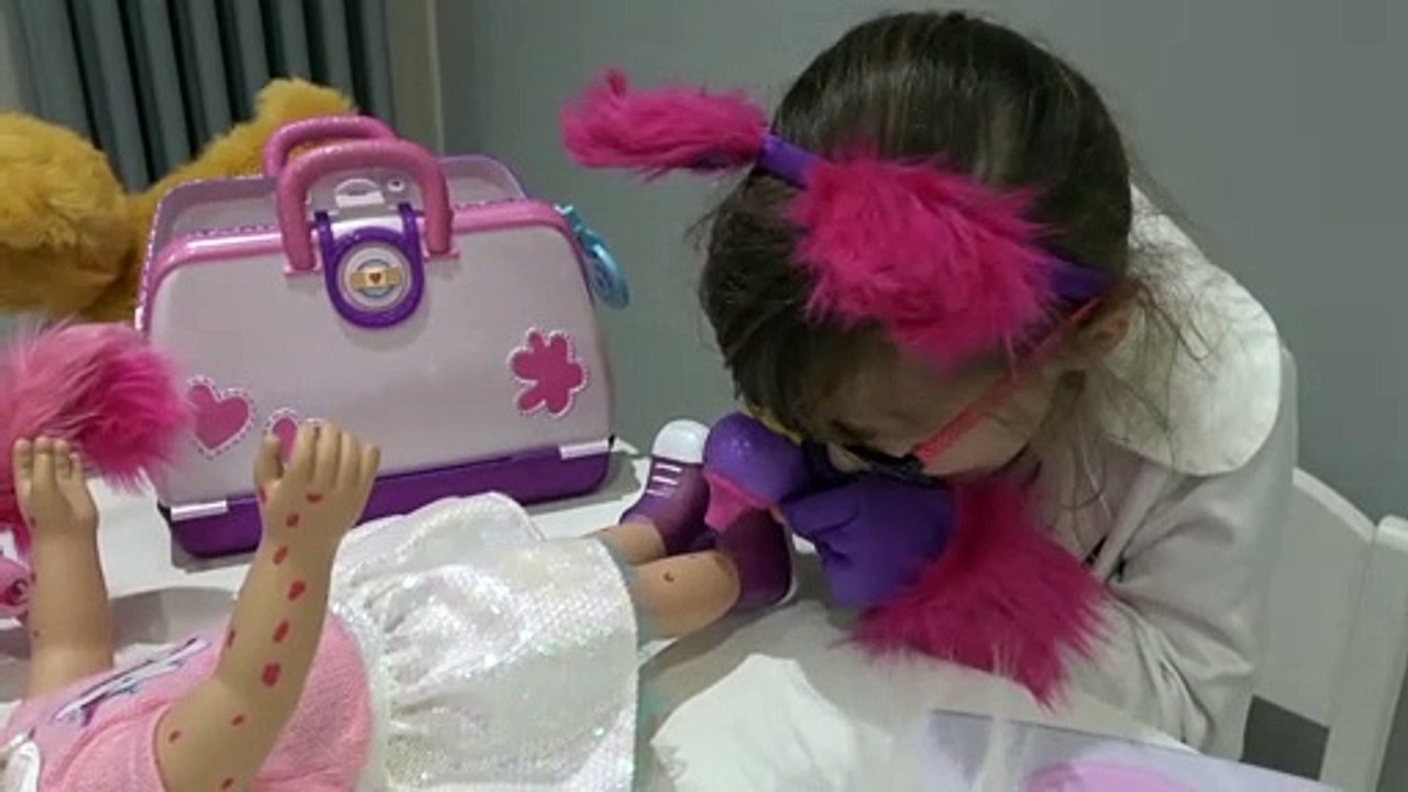 Sophia  e Isabella Brincando de Doutora