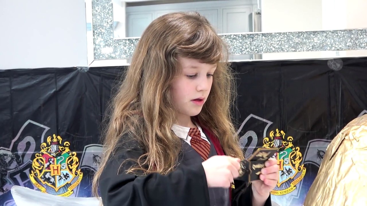 Sophia e Isabella Brincando  de  Harry Potter e Mostrando seus Brinquedos do Harry Potter