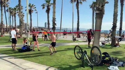 La Barceloneta, ¡llena a reventar!: "Parece el patio de recreo de un manicomio"