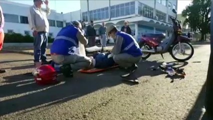 Carro e moto batem na Rua Paraná e mulher fica ferida