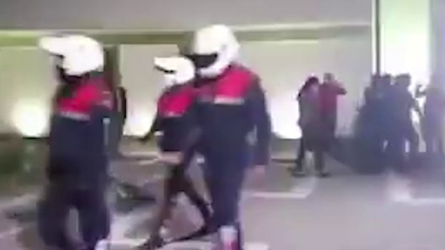 FORCA TË SHUMTA POLICIE KANË RRETHUAR PERIMETRIN E GODINËS SË TEATRIT KOMBËTAR