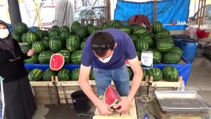 Pazar esnafı herkes alabilesin karpuzlarını yarım ve çeyrek satıyor