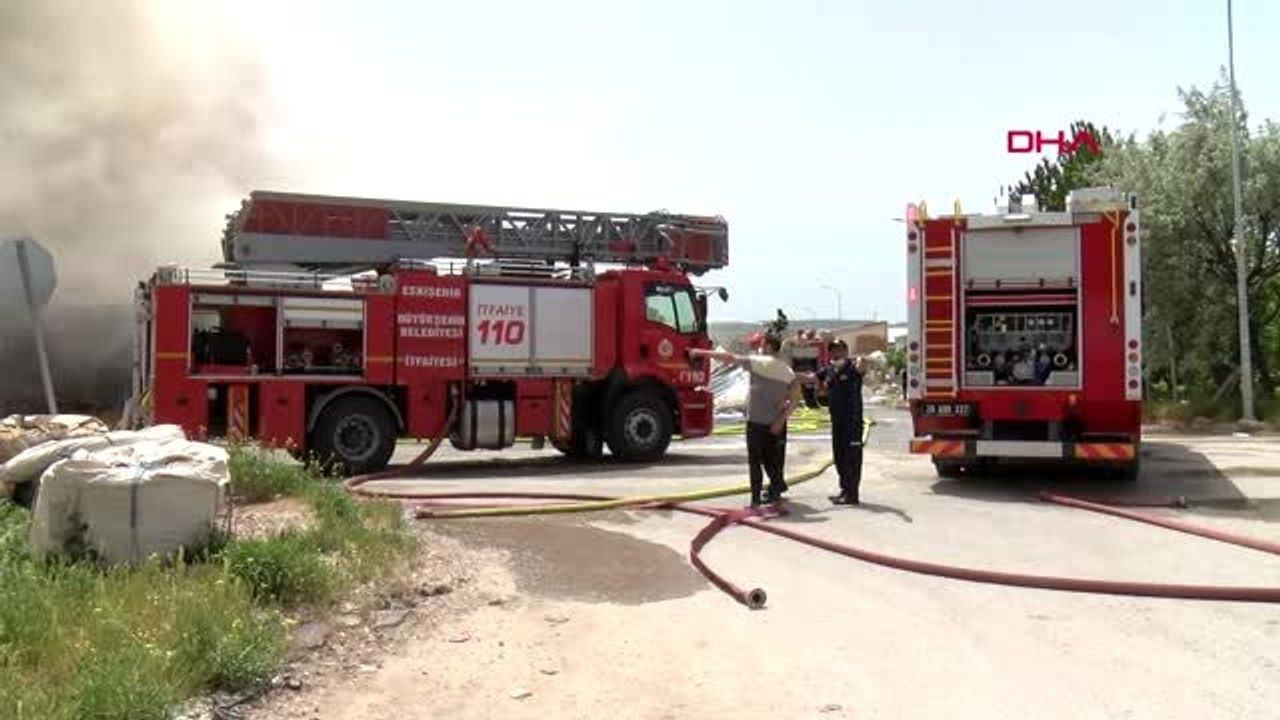 ESKİŞEHİR Geri dönüşüm fabrikasının deposunda çıkan yangını itfaiye söndürdü