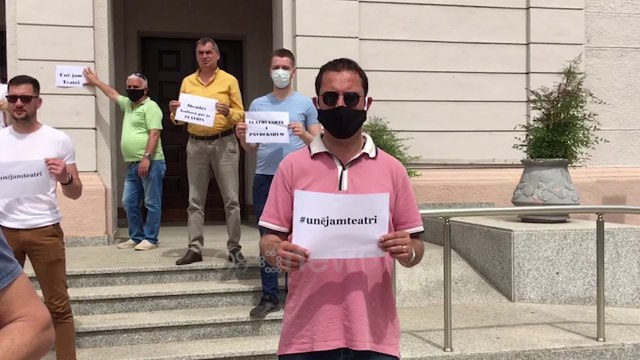 Ora News - Protestë simbolike për Teatrin, Gjeka: U shemb një kishë dhe xhami ku ne falemi e lutemi
