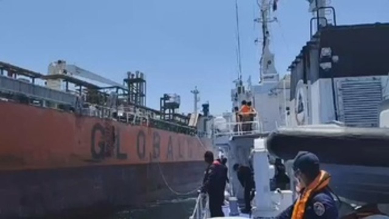 Permiten al Celanova, un buque español abandonado, fondear en el puerto de Manila