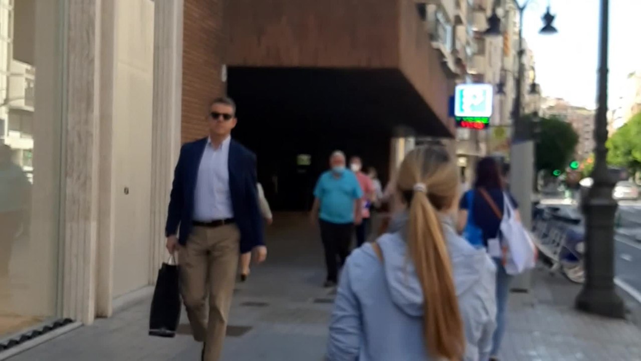 La calle Colón retoma la actividad con algunas tiendas aún cerradas