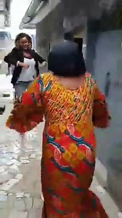 APRÈS AVOIR PASSÉ 14 ANS EN EUROPE, ELLE FAIT UNE SURPRISE À SA MÈRE.