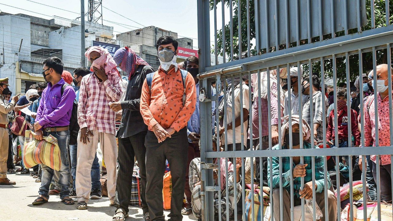 Ghaziabad: Policemen pushed crowds of workers with sticks