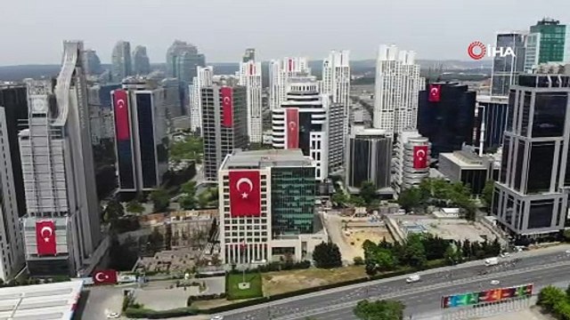 İstanbulda gökdelenler 19 Mayıs için Türk Bayrakları ile süslendi