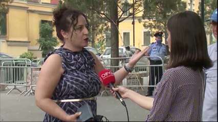 Ora News - Një buqetë me trëndafila për shpirtin e teatrit