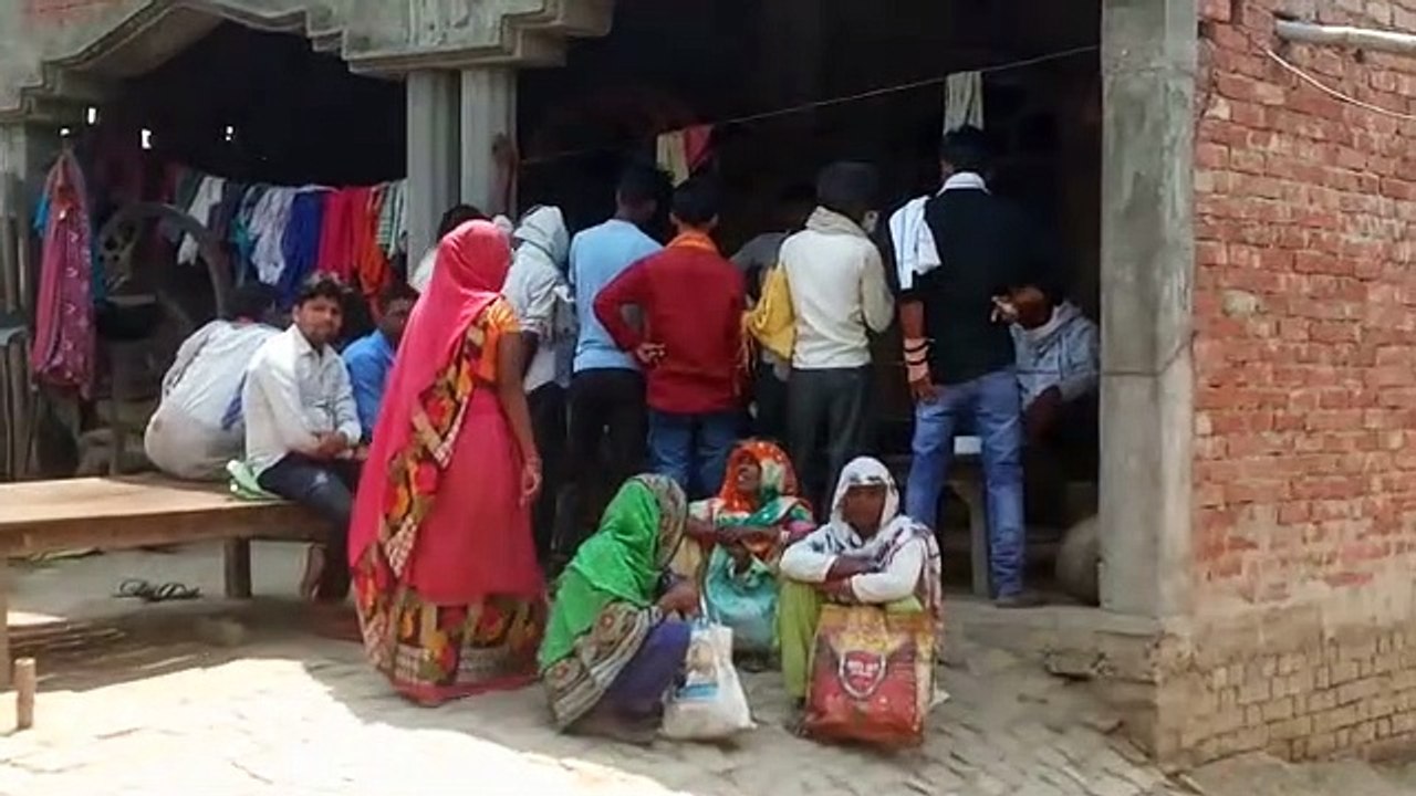 सरकारी कोटे की दुकान पर नहीं किया जा रहा है सोशल डिस्टेंस का पालन
