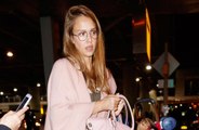 Jessica Alba corta cabelo das filhas em casa