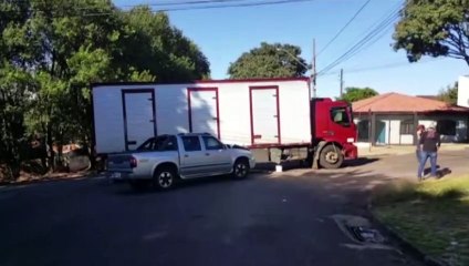 Caminhonete e caminhão se envolvem em acidente no Bairro Neva
