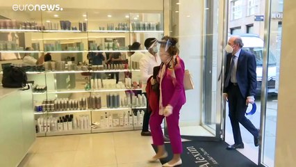 Milánó: csattoghat az olló, hullik a haj, készül a tartós hullám