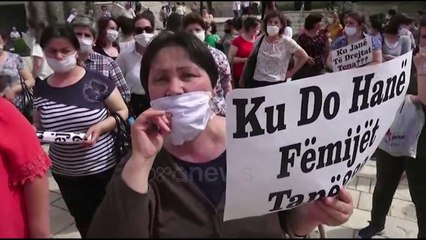 Ora News - Gratë në Krujë e Durrës në protestë: Ku do të hanë fëmijët tanë?!
