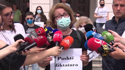 Ora News - Protestë simbolike për Teatrin, Gjeka: U shemb një kishë dhe xhami ku ne falemi e lutemi