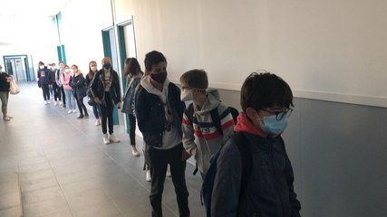 Le lavage des mains, première leçon de rentrée au collège Foucauld