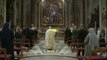 El papa retoma las misas con fieles ante una treintena de personas con mascarillas