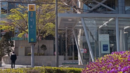 À Séoul, cet immense panneau LCD simule une impressionnante vague en 3D qui s'écrase sur l'écran