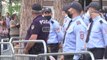 Report TV -Instalohet kordoni i policisë te Pedonalja! 'Dominojnë' vajza, të gjithë me maska