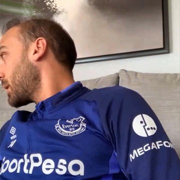 Cenk Tosun'un minik oğlu Arden babasının röportajında poz verdi