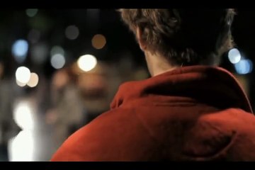 Boy Eating the Bird's Food - Tráiler español