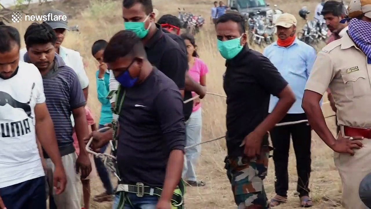 Man risks life to rescue leopard from well in western India