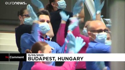 استقبال از مسافران فرودگاه بوداپست با رقص دسته‌جمعی مهمانداران